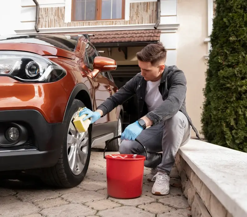 Lavage auto à domicile Lacroix-Falgarde : professionnel intervenant sur un véhicule